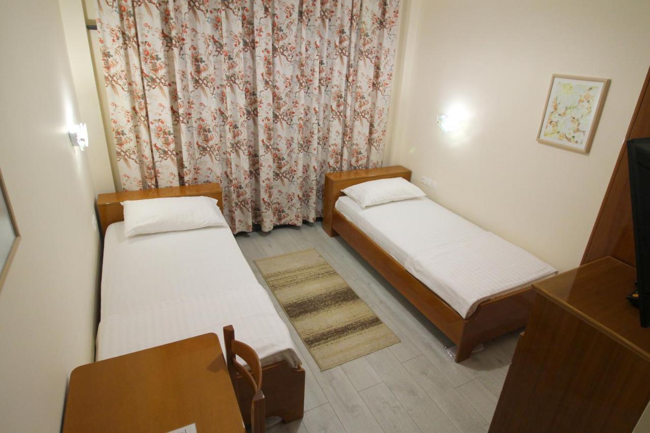 Hotel Ari Sarandë Buitenkant foto