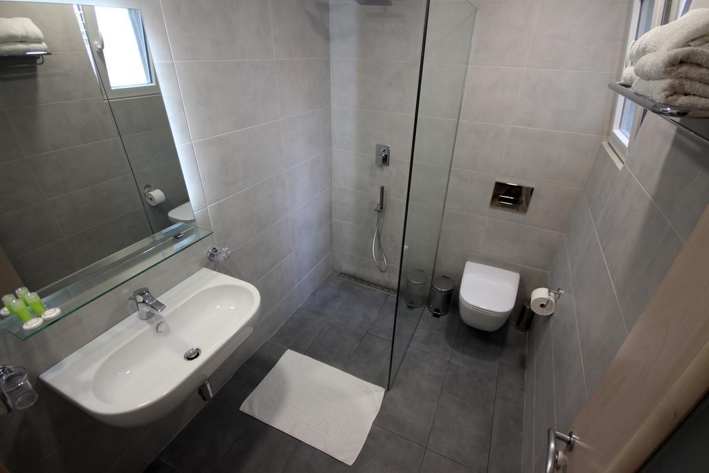 Hotel Ari Sarandë Buitenkant foto