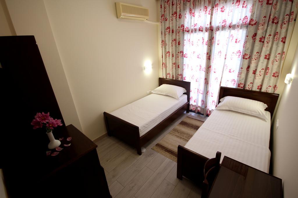 Hotel Ari Sarandë Buitenkant foto