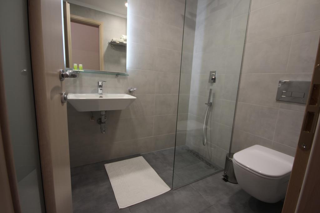 Hotel Ari Sarandë Buitenkant foto