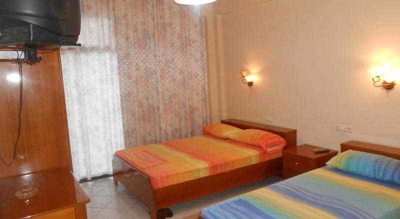 Hotel Ari Sarandë Buitenkant foto